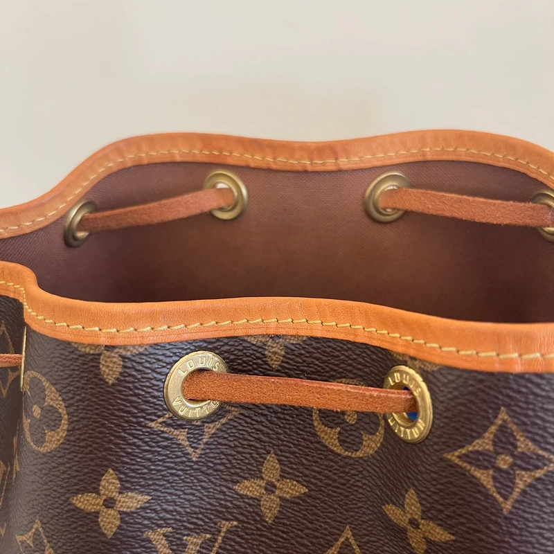 Louis Vuitton Noé BB monogram SAC DE LUXE DE SECONDE MAIN AUTHENTIQUE. PETITE MAROQUINERIE DE LUXE. ENTRUPY CERTIFICATE