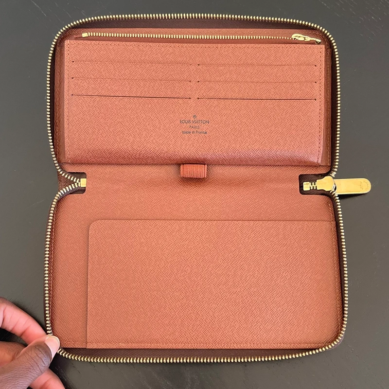 Louis Vuitton organizer zippy monogram LUXE DE SECONDE MAIN AUTHENTIQUE. PETITE MAROQUINERIE DE LUXE. ENTRUPY CERTIFICATE