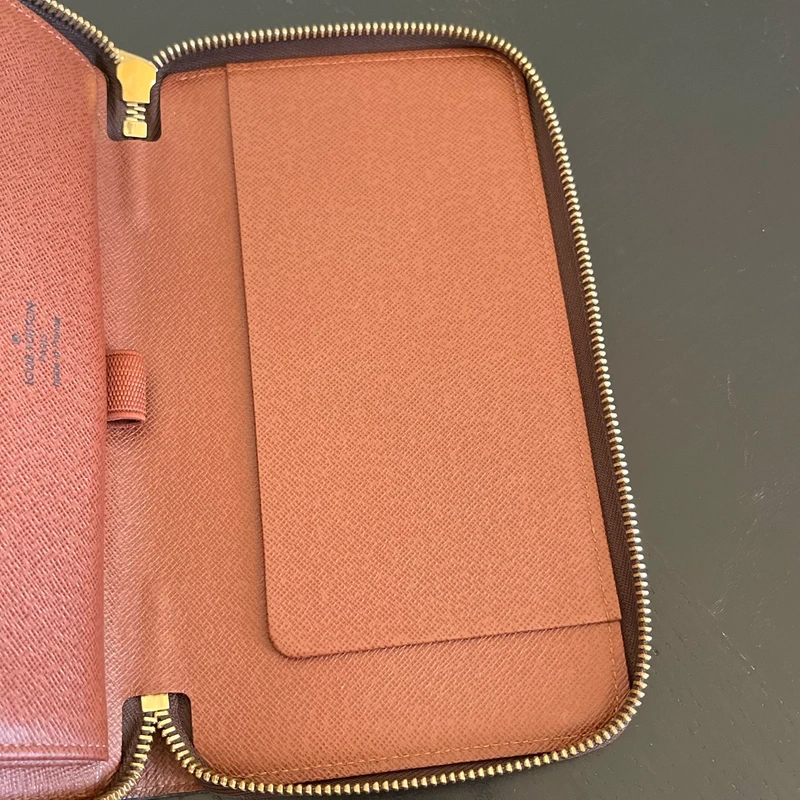 Louis Vuitton organizer zippy monogram LUXE DE SECONDE MAIN AUTHENTIQUE. PETITE MAROQUINERIE DE LUXE. ENTRUPY CERTIFICATE