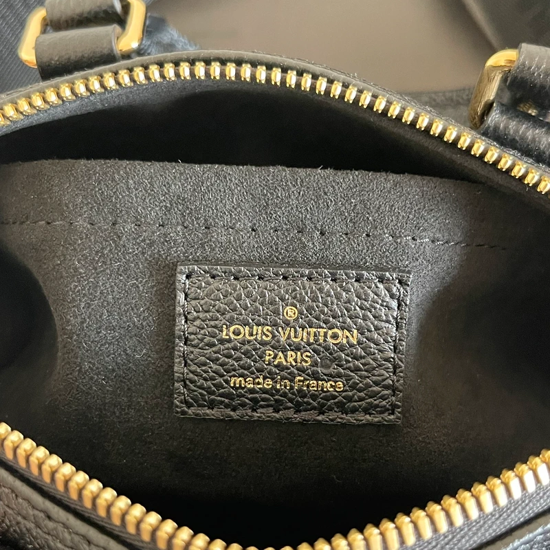 Louis Vuitton papillon BB cuir monogram empreinte bicolore SAC DE LUXE DE SECONDE MAIN AUTHENTIQUE. PETITE MAROQUINERIE DE LUXE. ENTRUPY CERTIFICATE