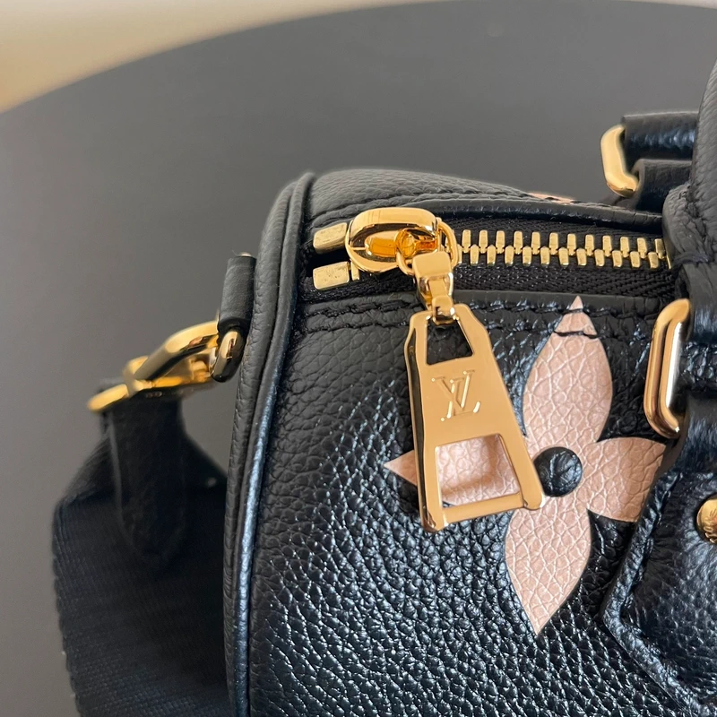 Louis Vuitton papillon BB cuir monogram empreinte bicolore SAC DE LUXE DE SECONDE MAIN AUTHENTIQUE. PETITE MAROQUINERIE DE LUXE. ENTRUPY CERTIFICATE