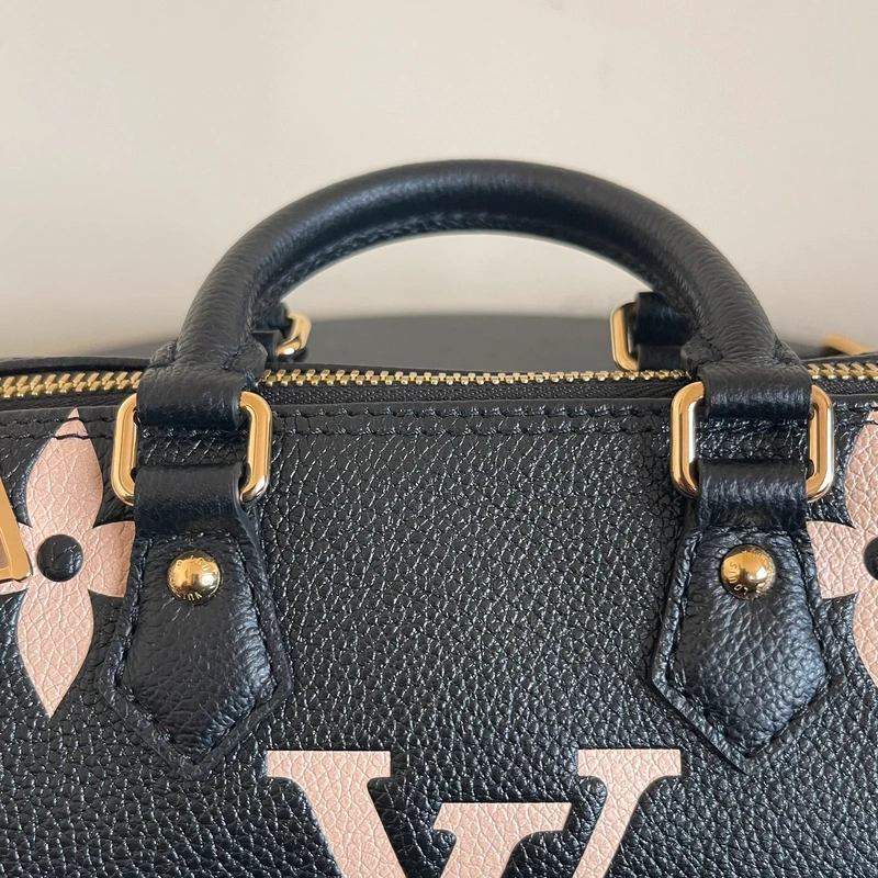 Louis Vuitton papillon BB cuir monogram empreinte bicolore SAC DE LUXE DE SECONDE MAIN AUTHENTIQUE. PETITE MAROQUINERIE DE LUXE. ENTRUPY CERTIFICATE