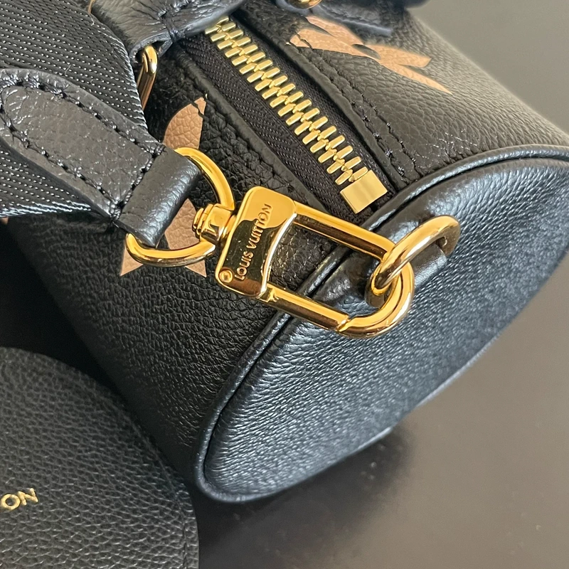 Louis Vuitton papillon BB cuir monogram empreinte bicolore SAC DE LUXE DE SECONDE MAIN AUTHENTIQUE. PETITE MAROQUINERIE DE LUXE. ENTRUPY CERTIFICATE