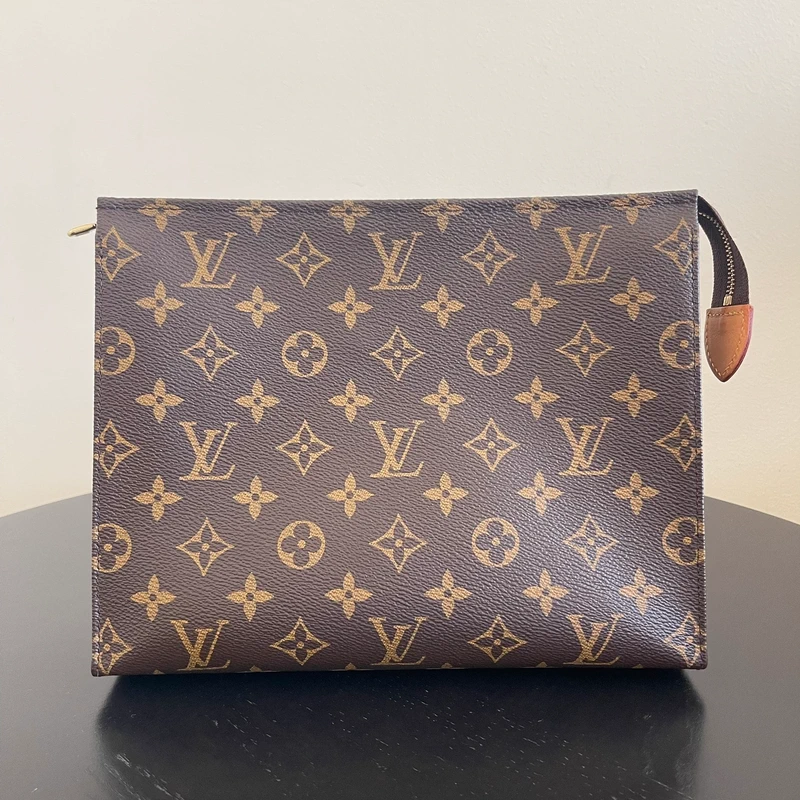 Louis Vuitton poche toilette 26 monogram SAC DE LUXE DE SECONDE MAIN AUTHENTIQUE. PETITE MAROQUINERIE DE LUXE. ENTRUPY CERTIFICATE