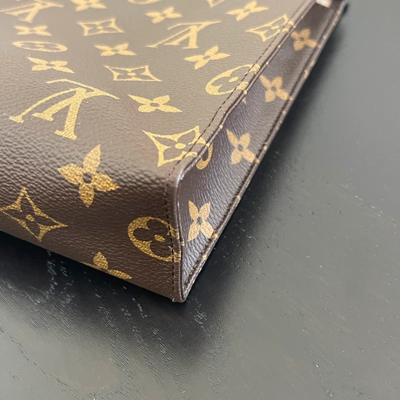 Louis Vuitton poche toilette 26 monogram SAC DE LUXE DE SECONDE MAIN AUTHENTIQUE. PETITE MAROQUINERIE DE LUXE. ENTRUPY CERTIFICATE