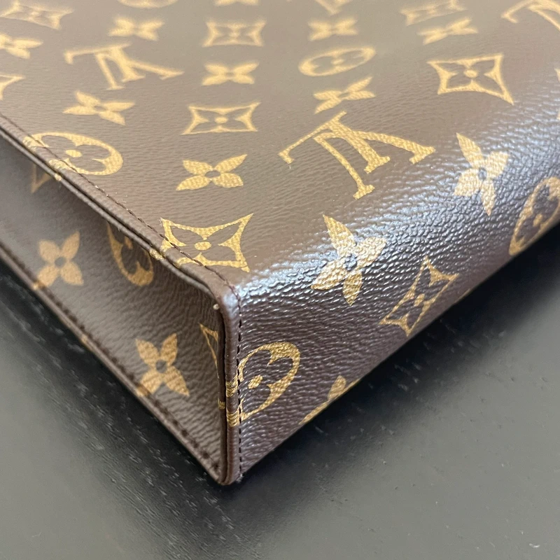 Louis Vuitton poche toilette 26 monogram SAC DE LUXE DE SECONDE MAIN AUTHENTIQUE. PETITE MAROQUINERIE DE LUXE. ENTRUPY CERTIFICATE