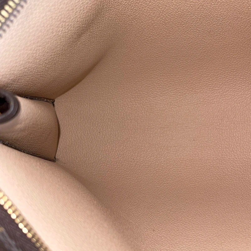 Louis Vuitton poche toilette 26 monogram SAC DE LUXE DE SECONDE MAIN AUTHENTIQUE. PETITE MAROQUINERIE DE LUXE. ENTRUPY CERTIFICATE