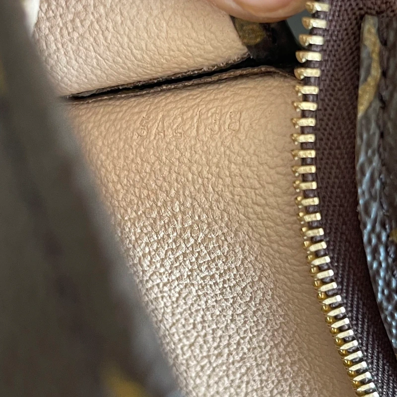 Louis Vuitton poche toilette 26 monogram SAC DE LUXE DE SECONDE MAIN AUTHENTIQUE. PETITE MAROQUINERIE DE LUXE. ENTRUPY CERTIFICATE