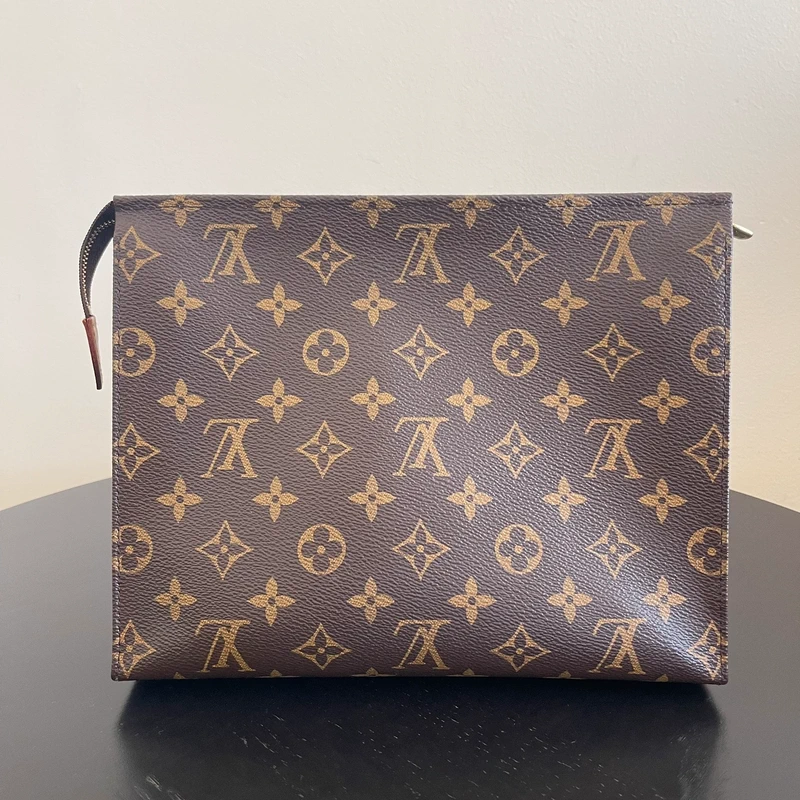 Louis Vuitton poche toilette 26 monogram SAC DE LUXE DE SECONDE MAIN AUTHENTIQUE. PETITE MAROQUINERIE DE LUXE. ENTRUPY CERTIFICATE