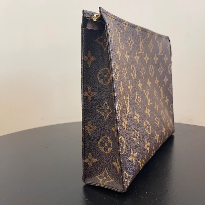 Louis Vuitton poche toilette 26 monogram SAC DE LUXE DE SECONDE MAIN AUTHENTIQUE. PETITE MAROQUINERIE DE LUXE. ENTRUPY CERTIFICATE
