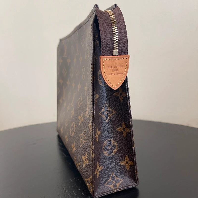 Louis Vuitton poche toilette 26 monogram SAC DE LUXE DE SECONDE MAIN AUTHENTIQUE. PETITE MAROQUINERIE DE LUXE. ENTRUPY CERTIFICATE
