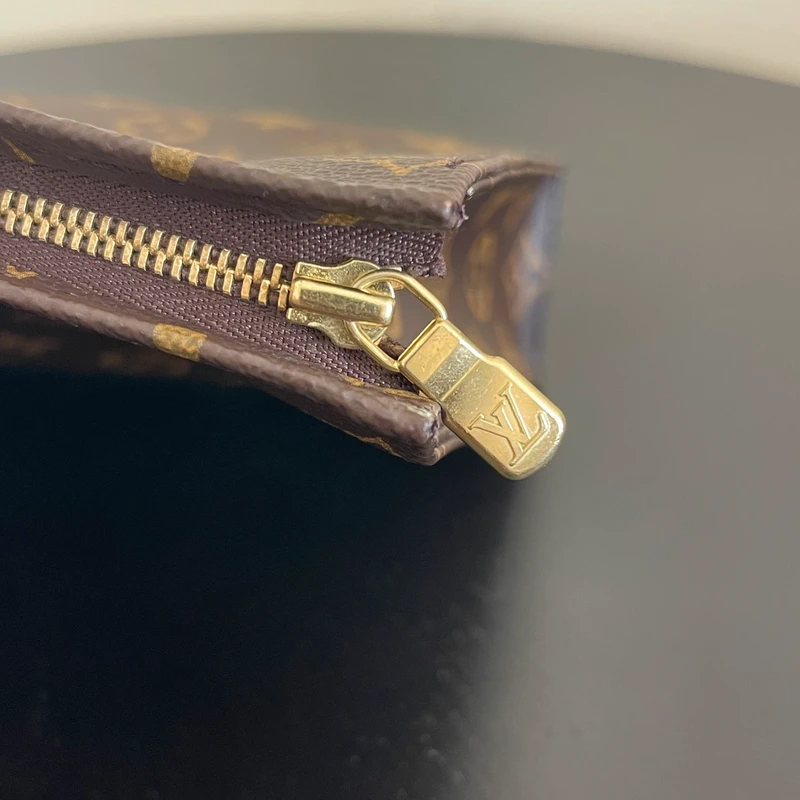 Louis Vuitton poche toilette 26 monogram SAC DE LUXE DE SECONDE MAIN AUTHENTIQUE. PETITE MAROQUINERIE DE LUXE. ENTRUPY CERTIFICATE