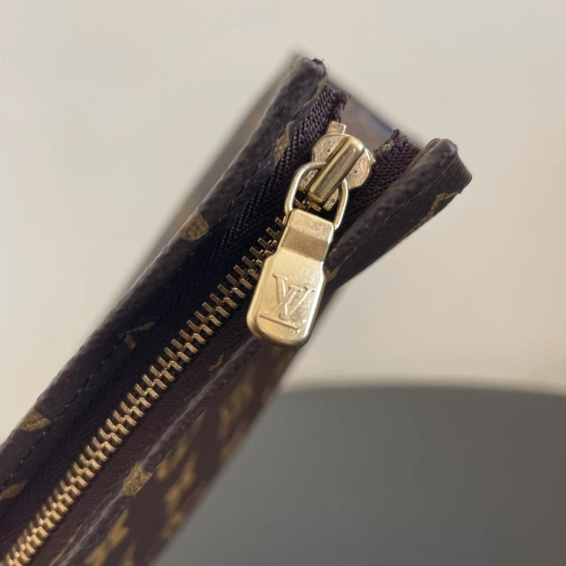 Louis Vuitton poche toilette 26 monogram SAC DE LUXE DE SECONDE MAIN AUTHENTIQUE. PETITE MAROQUINERIE DE LUXE. ENTRUPY CERTIFICATE