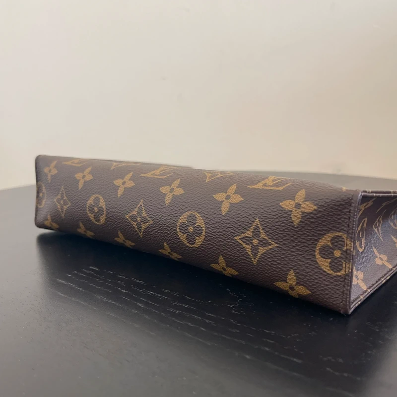 Louis Vuitton poche toilette 26 monogram SAC DE LUXE DE SECONDE MAIN AUTHENTIQUE. PETITE MAROQUINERIE DE LUXE. ENTRUPY CERTIFICATE
