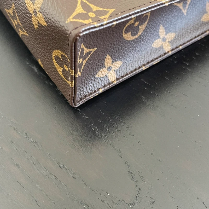 Louis Vuitton poche toilette 26 monogram SAC DE LUXE DE SECONDE MAIN AUTHENTIQUE. PETITE MAROQUINERIE DE LUXE. ENTRUPY CERTIFICATE