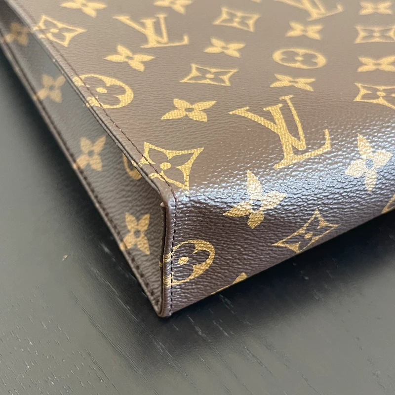 Louis Vuitton poche toilette 26 monogram SAC DE LUXE DE SECONDE MAIN AUTHENTIQUE. PETITE MAROQUINERIE DE LUXE. ENTRUPY CERTIFICATE