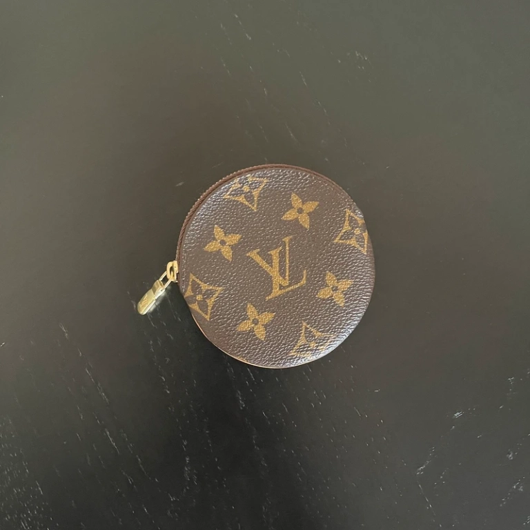 Louis Vuitton porte monnaie rond monogram LUXE DE SECONDE MAIN AUTHENTIQUE. PETITE MAROQUINERIE DE LUXE. ENTRUPY CERTIFICATE