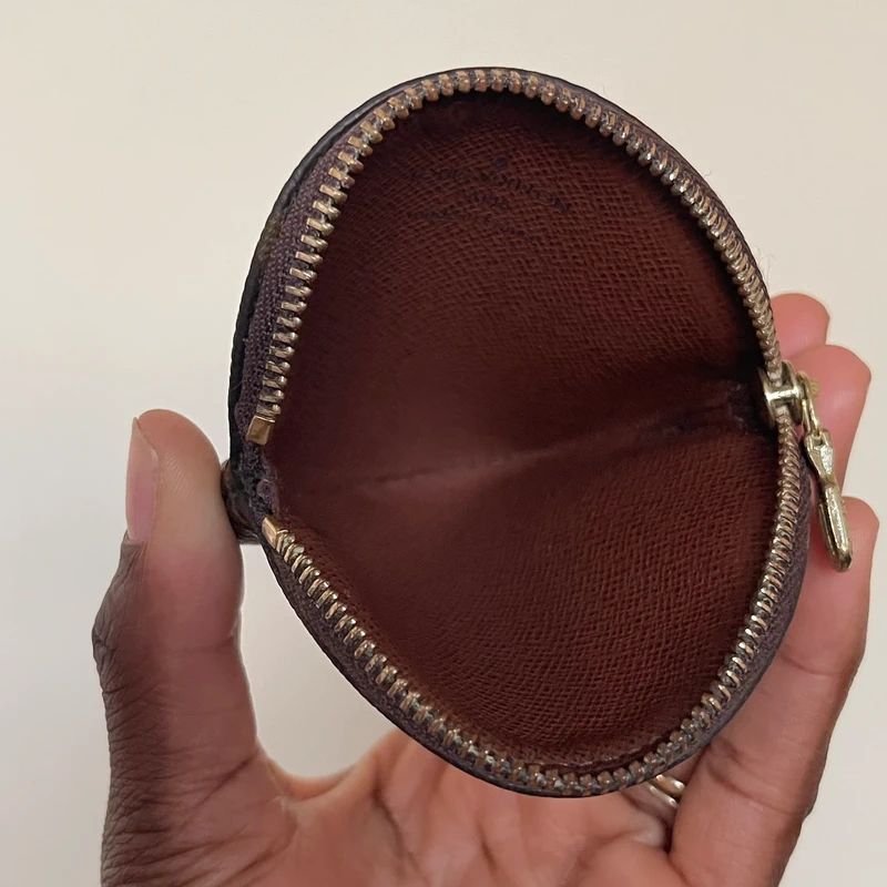Louis Vuitton porte monnaie rond monogram LUXE DE SECONDE MAIN AUTHENTIQUE. PETITE MAROQUINERIE DE LUXE. ENTRUPY CERTIFICATE