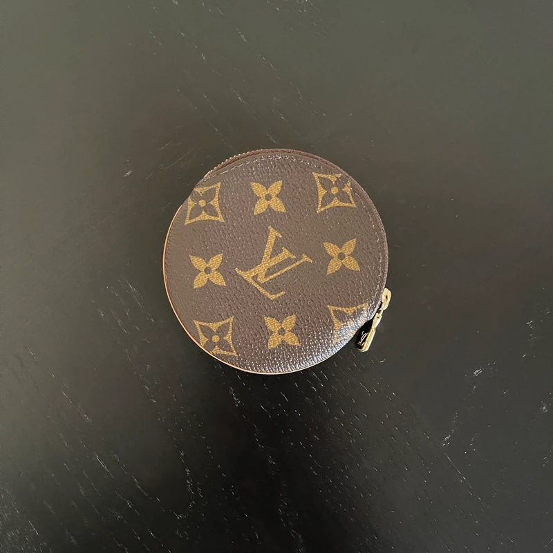 Louis Vuitton porte monnaie rond monogram LUXE DE SECONDE MAIN AUTHENTIQUE. PETITE MAROQUINERIE DE LUXE. ENTRUPY CERTIFICATE