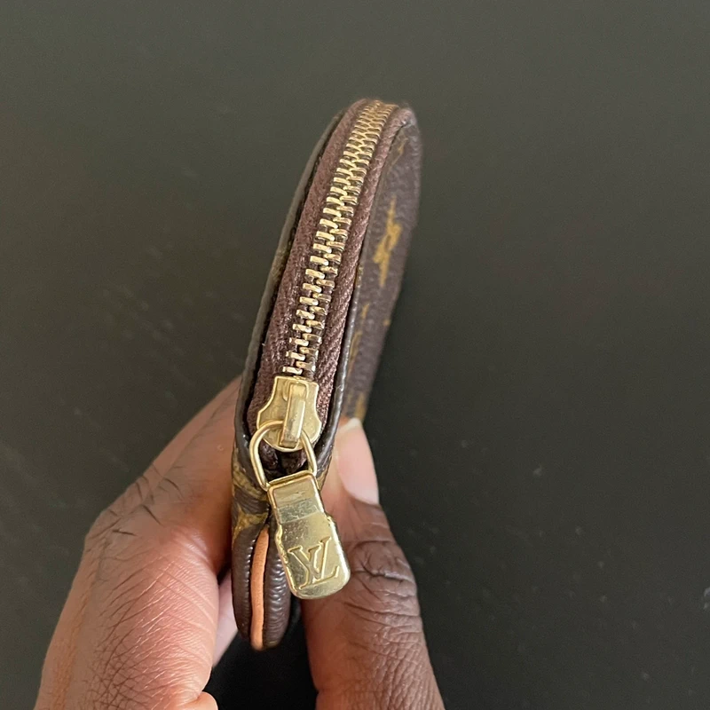 Louis Vuitton porte monnaie rond monogram LUXE DE SECONDE MAIN AUTHENTIQUE. PETITE MAROQUINERIE DE LUXE. ENTRUPY CERTIFICATE