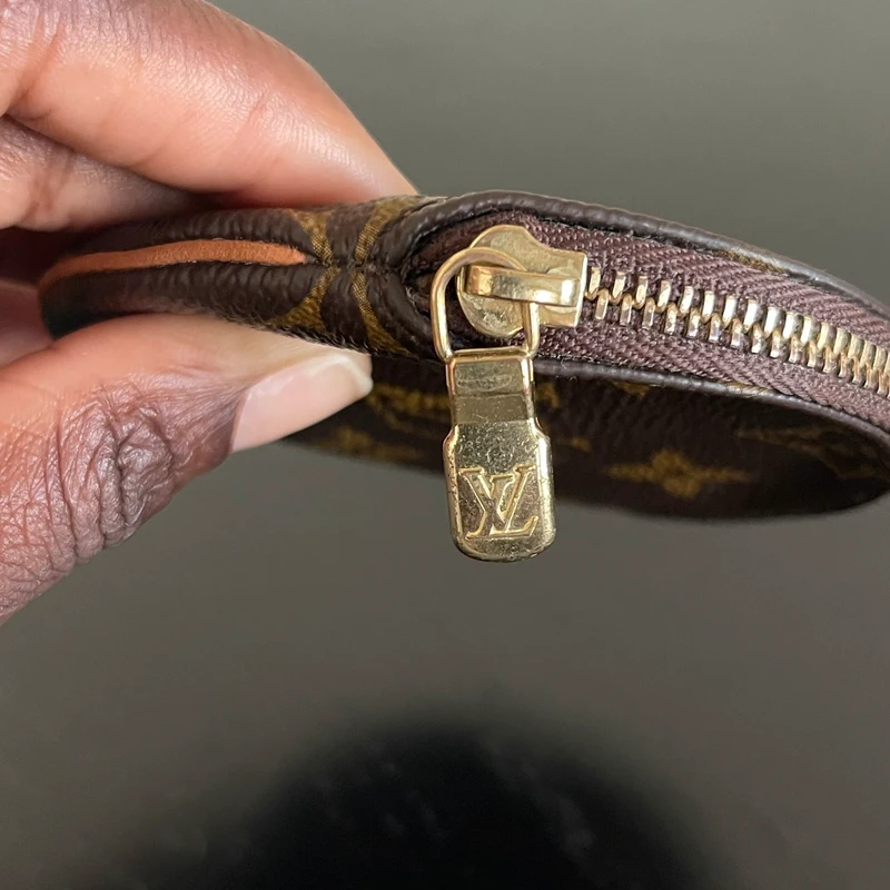 Louis Vuitton porte monnaie rond monogram LUXE DE SECONDE MAIN AUTHENTIQUE. PETITE MAROQUINERIE DE LUXE. ENTRUPY CERTIFICATE