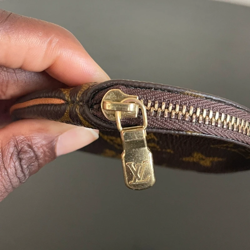 Louis Vuitton porte monnaie rond monogram LUXE DE SECONDE MAIN AUTHENTIQUE. PETITE MAROQUINERIE DE LUXE. ENTRUPY CERTIFICATE