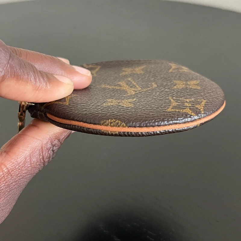Louis Vuitton porte monnaie rond monogram LUXE DE SECONDE MAIN AUTHENTIQUE. PETITE MAROQUINERIE DE LUXE. ENTRUPY CERTIFICATE