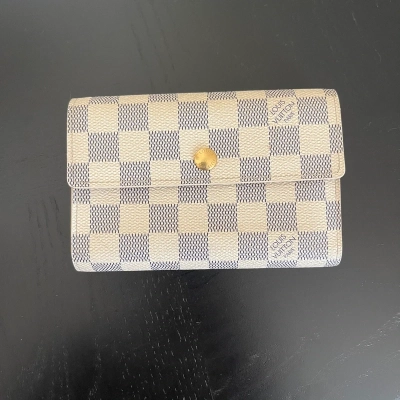 Louis Vuitton portefeuille Alexandra damier azur LUXE DE SECONDE MAIN AUTHENTIQUE. PETITE MAROQUINERIE DE LUXE. ENTRUPY CERTIFICATE