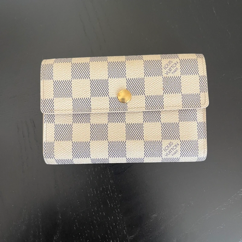 Louis Vuitton portefeuille Alexandra damier azur LUXE DE SECONDE MAIN AUTHENTIQUE. PETITE MAROQUINERIE DE LUXE. ENTRUPY CERTIFICATE