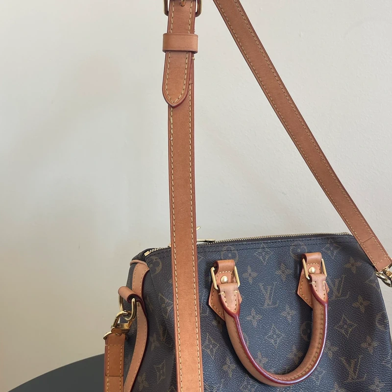 Louis Vuitton speedy 25 bandoulière monogram SAC DE LUXE DE SECONDE MAIN AUTHENTIQUE. PETITE MAROQUINERIE DE LUXE. ENTRUPY CERTIFICATE