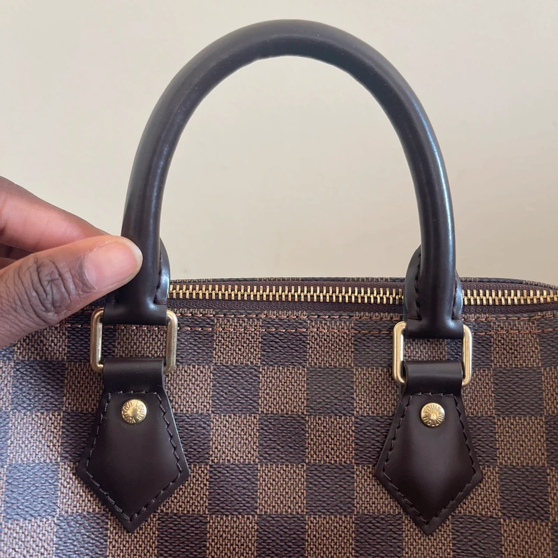 Louis Vuitton speedy 25 damier ébène SAC DE LUXE DE SECONDE MAIN AUTHENTIQUE. PETITE MAROQUINERIE DE LUXE. ENTRUPY CERTIFICATE