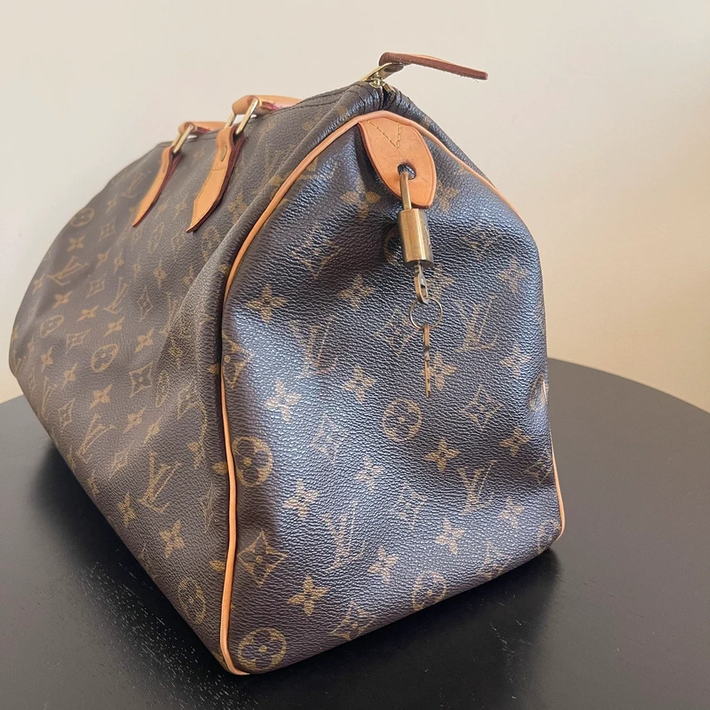 Louis Vuitton speedy 35 monogram SAC DE LUXE DE SECONDE MAIN AUTHENTIQUE. PETITE MAROQUINERIE DE LUXE. ENTRUPY CERTIFICATE