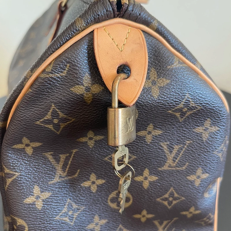Louis Vuitton speedy 35 monogram SAC DE LUXE DE SECONDE MAIN AUTHENTIQUE. PETITE MAROQUINERIE DE LUXE. ENTRUPY CERTIFICATE