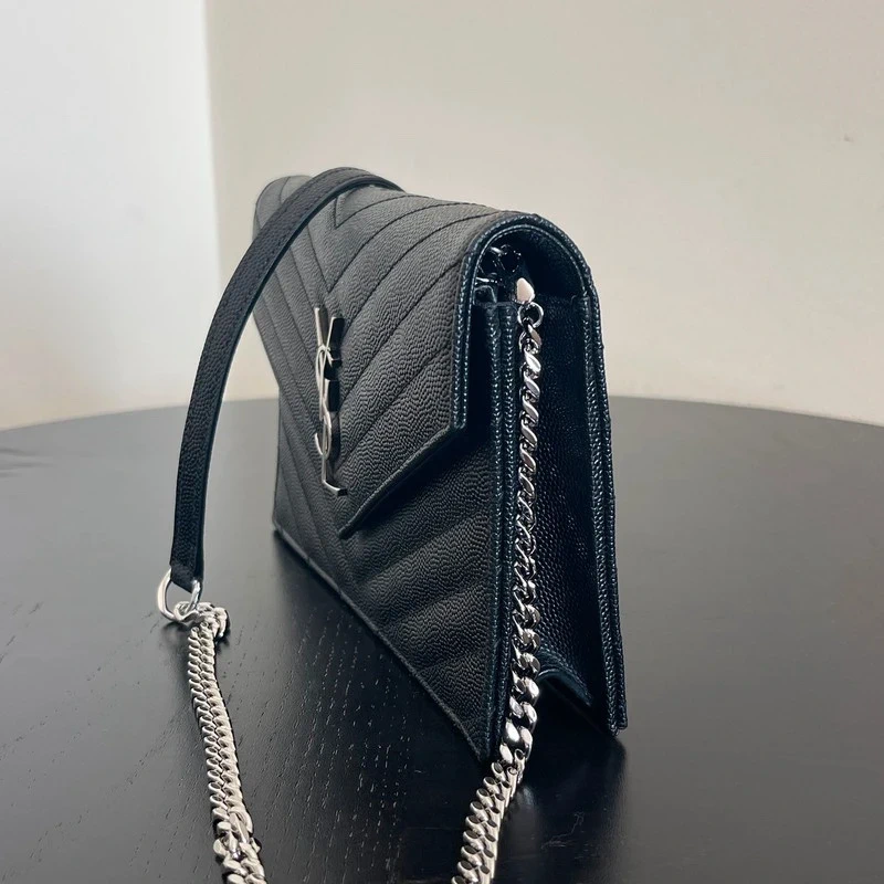 YSL enveloppe Cassandre en cuir grainé noir SAC DE LUXE DE SECONDE MAIN AUTHENTIQUE. PETITE MAROQUINERIE DE LUXE. ENTRUPY CERTIFICATE