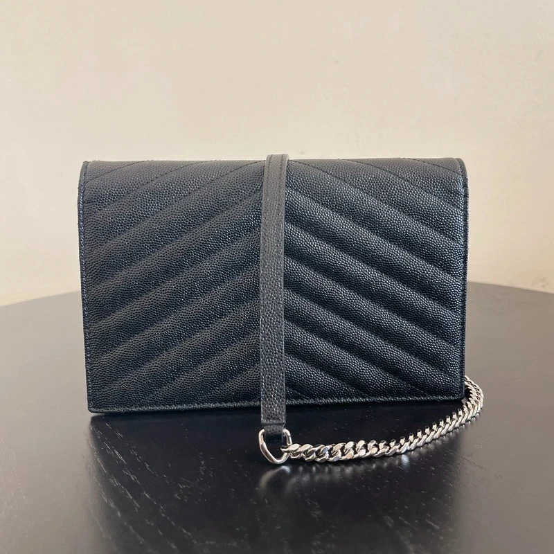 YSL enveloppe Cassandre en cuir grainé noir SAC DE LUXE DE SECONDE MAIN AUTHENTIQUE. PETITE MAROQUINERIE DE LUXE. ENTRUPY CERTIFICATE