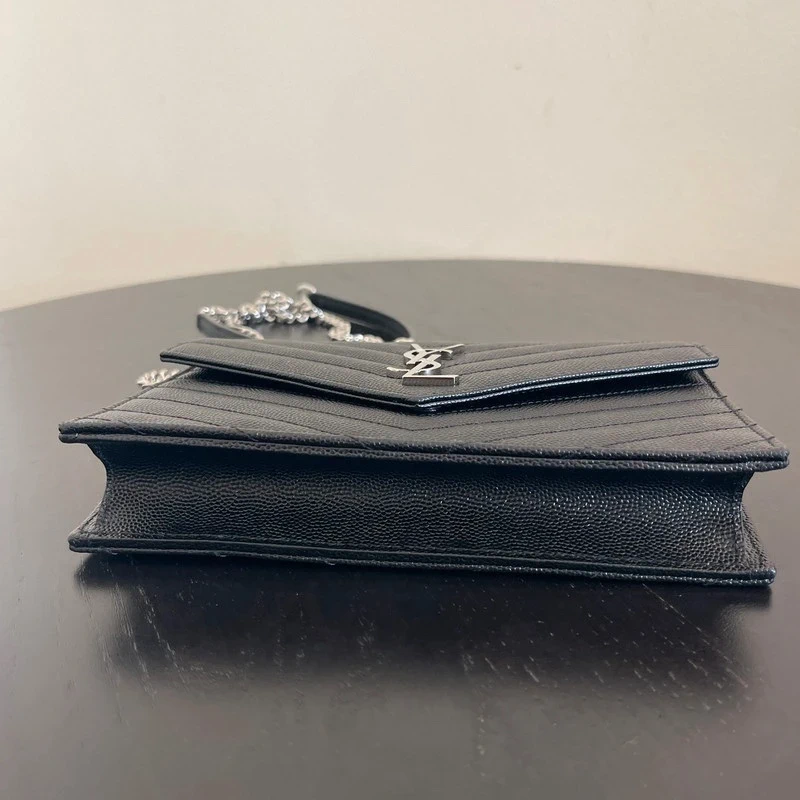 YSL enveloppe Cassandre en cuir grainé noir SAC DE LUXE DE SECONDE MAIN AUTHENTIQUE. PETITE MAROQUINERIE DE LUXE. ENTRUPY CERTIFICATE