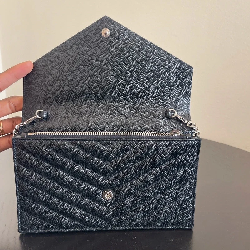 YSL enveloppe Cassandre en cuir grainé noir SAC DE LUXE DE SECONDE MAIN AUTHENTIQUE. PETITE MAROQUINERIE DE LUXE. ENTRUPY CERTIFICATE