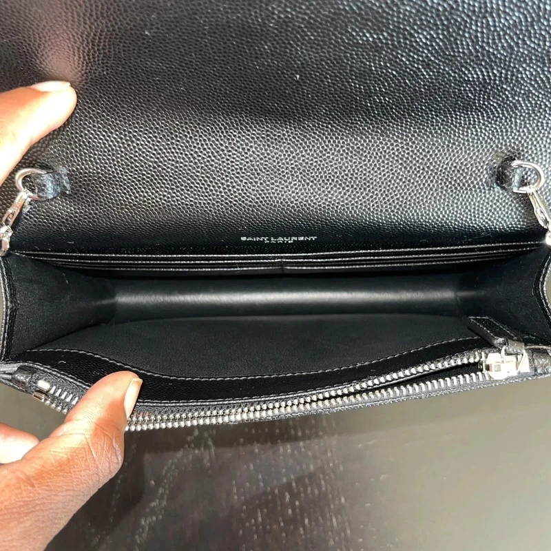 YSL enveloppe Cassandre en cuir grainé noir SAC DE LUXE DE SECONDE MAIN AUTHENTIQUE. PETITE MAROQUINERIE DE LUXE. ENTRUPY CERTIFICATE