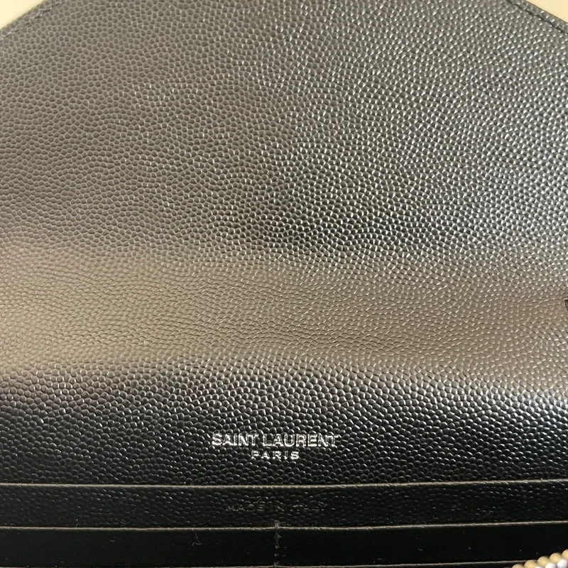 YSL enveloppe Cassandre en cuir grainé noir SAC DE LUXE DE SECONDE MAIN AUTHENTIQUE. PETITE MAROQUINERIE DE LUXE. ENTRUPY CERTIFICATE