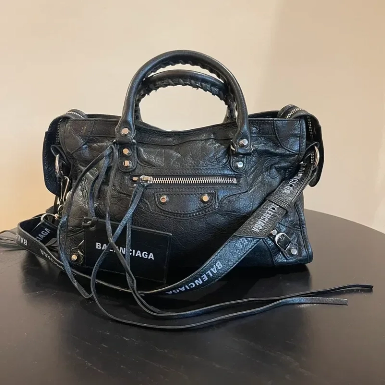 BALENCIAGA city small en cuir d&rsquo;agneau froissé noir logo strap - vue principale
