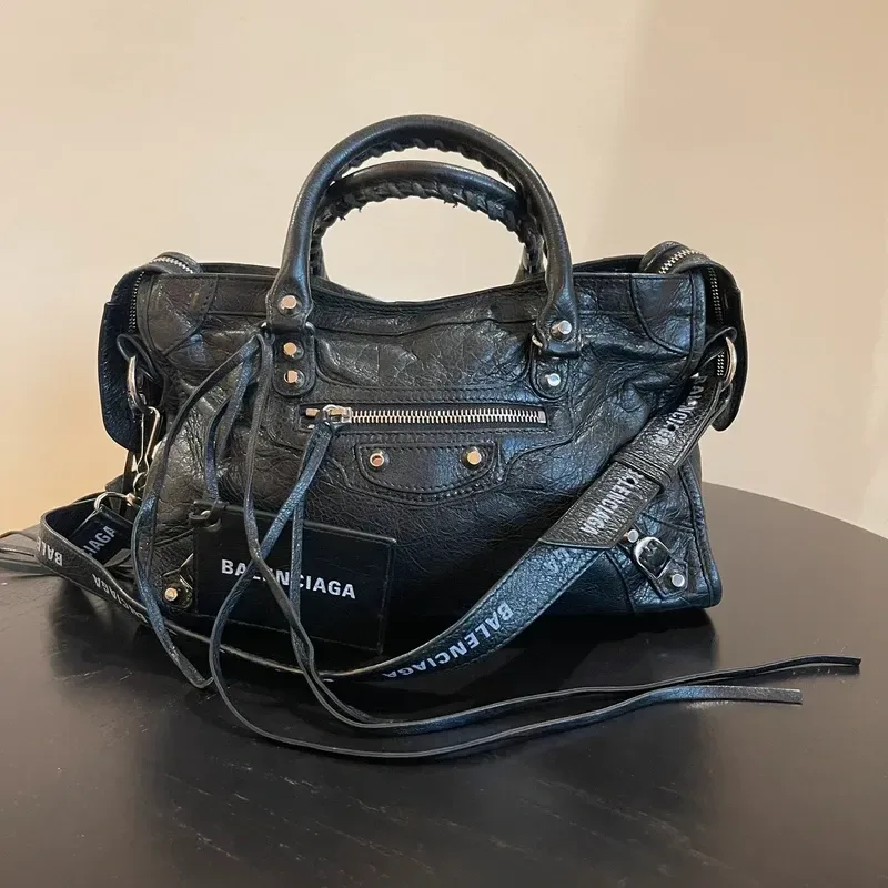BALENCIAGA city small en cuir d’agneau froissé noir logo strap - vue principale