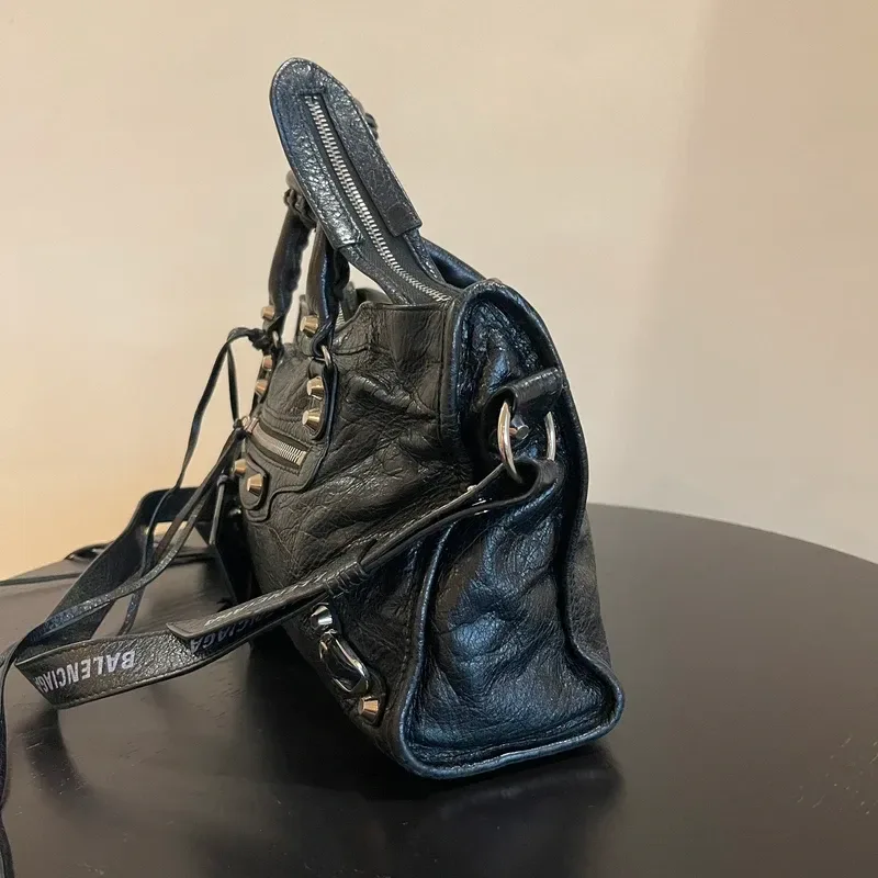BALENCIAGA city small en cuir d’agneau froissé noir logo strap - vue complémentaire