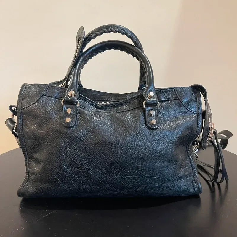 BALENCIAGA city small en cuir d’agneau froissé noir logo strap - détail du produit 2