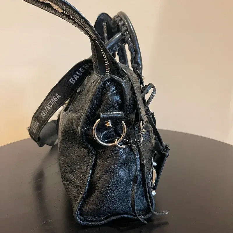 BALENCIAGA city small en cuir d’agneau froissé noir logo strap - détail du produit 3