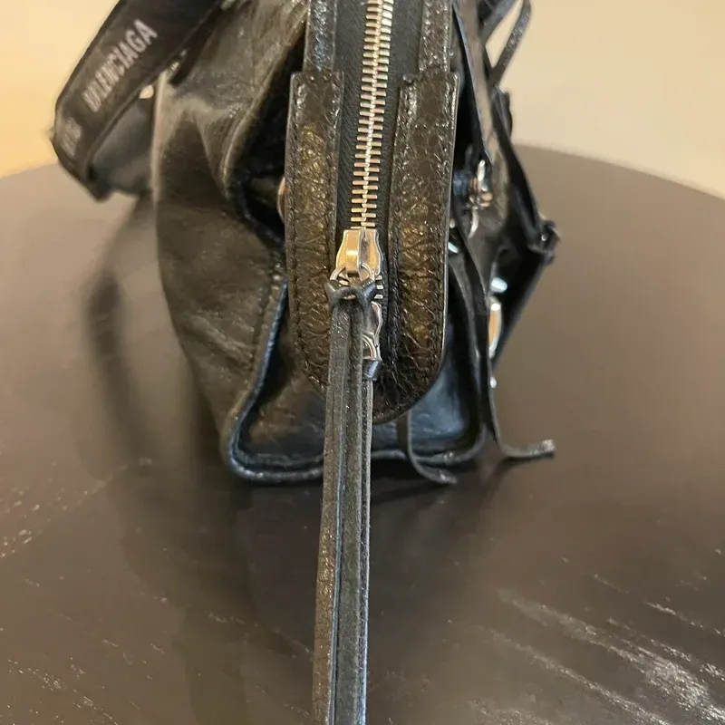 BALENCIAGA city small en cuir d’agneau froissé noir logo strap - détail du produit 4