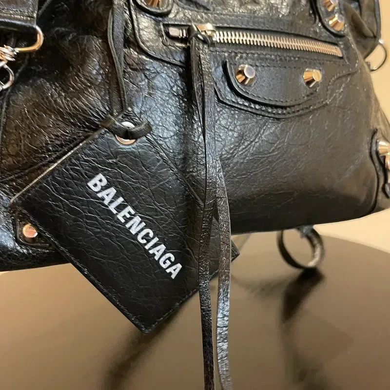 BALENCIAGA city small en cuir d’agneau froissé noir logo strap - détail du produit 5