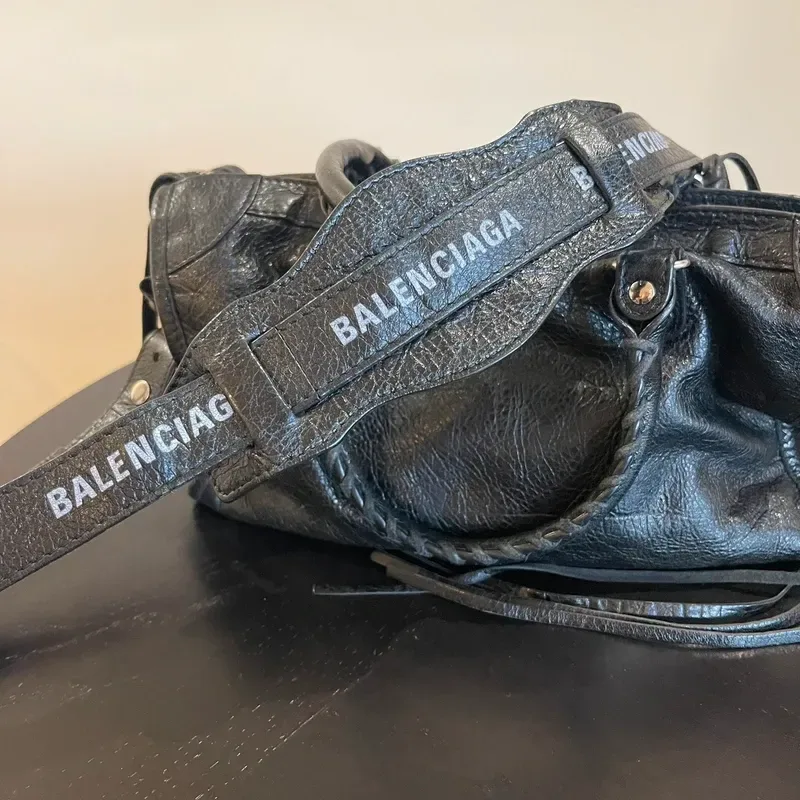 BALENCIAGA city small en cuir d’agneau froissé noir logo strap - détail du produit 6
