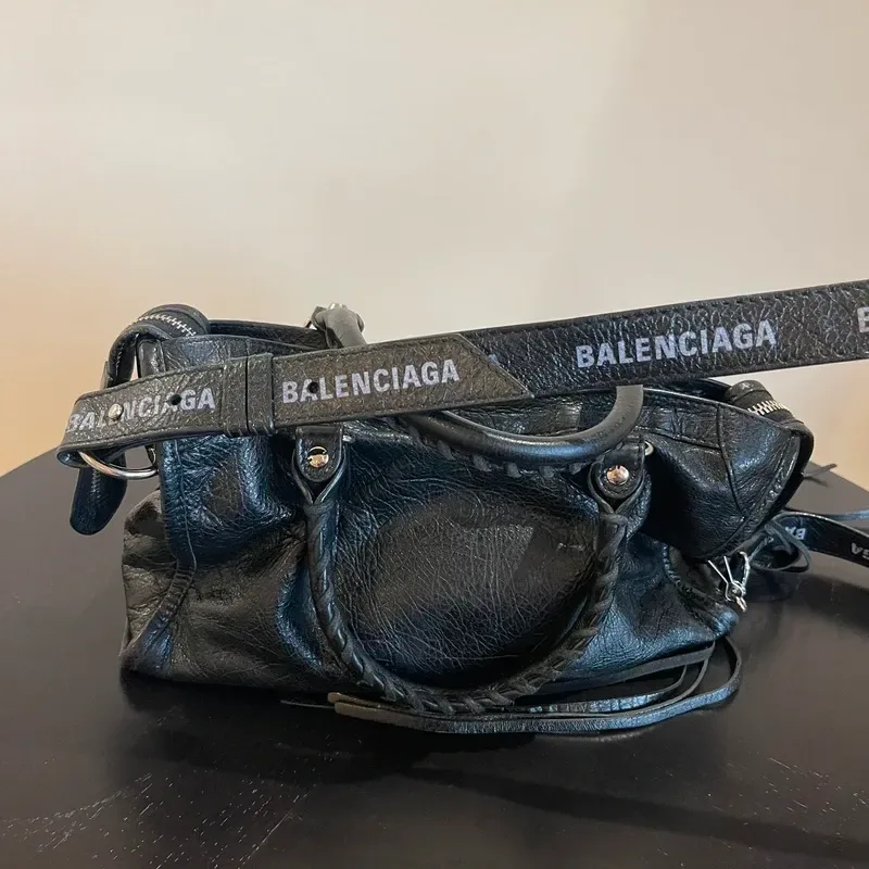 BALENCIAGA city small en cuir d’agneau froissé noir logo strap - détail du produit 7