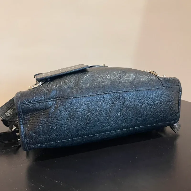 BALENCIAGA city small en cuir d’agneau froissé noir logo strap - détail du produit 8