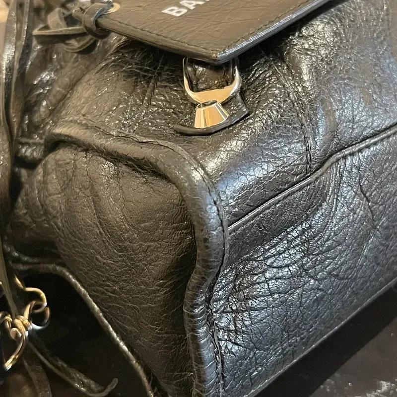 BALENCIAGA city small en cuir d’agneau froissé noir logo strap - détail du produit 9